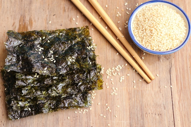 Crispy dried seaweed with sesame