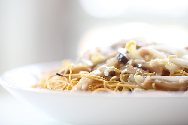 Foto tagliatelle croccanti all'uovo con carne di maiale