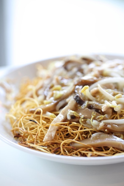 Foto tagliatelle croccanti all'uovo con carne di maiale