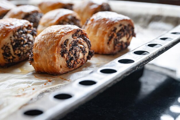 ベーキングトレイにケシの実が入ったサクサクの焼きたてのクッキー