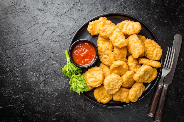 カリカリに揚げたチキンナゲットとトマトソース