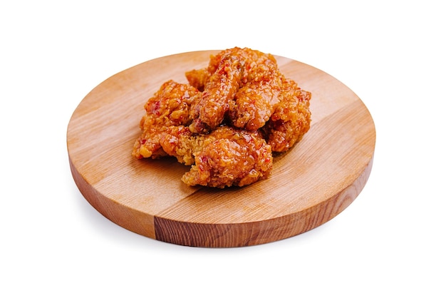 어떤 식사 나 모임 에서나 공유 할 수 있는 완벽 한 나무 접시 에 제공 되는 김 한  조각