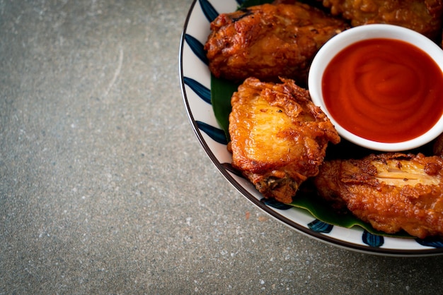 Pollo fritto croccante con salsa di pesce