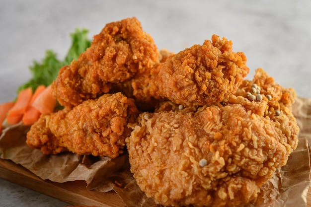 Photo crispy fried chicken on a wooden cutting board selective focus