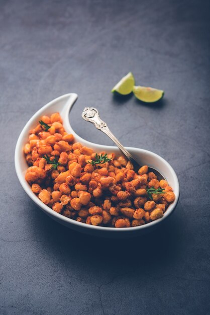 Foto il mais fritto croccante è uno spuntino antipasto chatpata dall'india, servito in una ciotola, fuoco selettivo