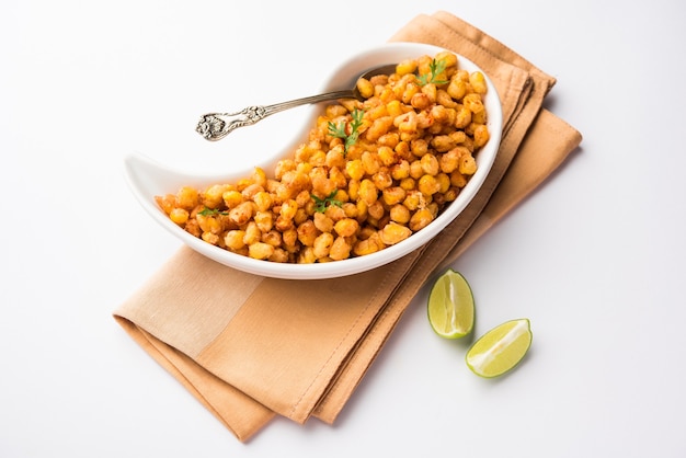 Crispy Fried Corn is een Chatpata-startersnack uit India, geserveerd in een kom, selectieve focus