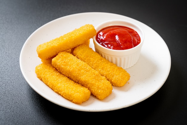 Photo crispy fried fish fingers with breadcrumbs served on plate