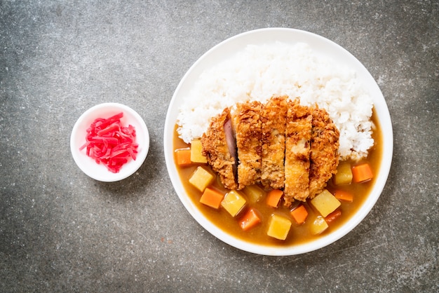 Cotoletta di maiale fritta croccante con curry e riso