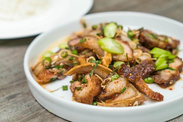 Photo crispy fried pork fried with chilies