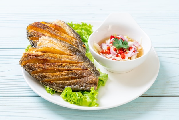 хрустящая рыба гурами с острым салатом