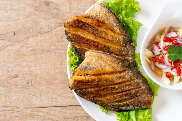 Photo crispy gourami fish with spicy salad