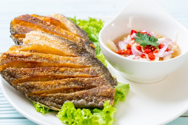 매운 샐러드와 바삭한 gourami 물고기