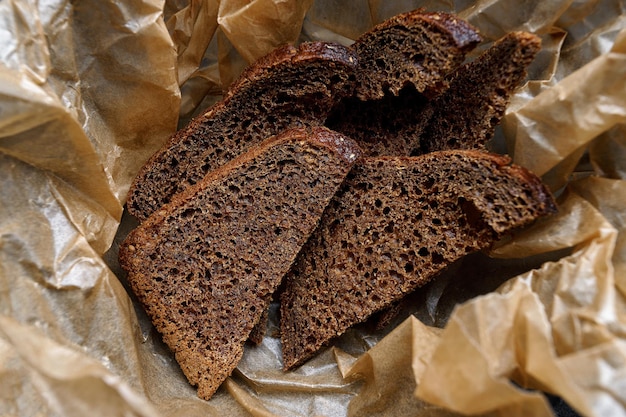 Photo crispy grilled rye bread toasts on craft paper