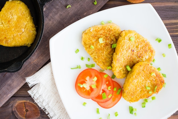 바삭한 해시 브라운과 접시에 토마토