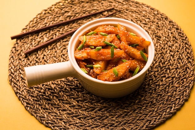 クリスピーハニーチリポテトは、インドの中華料理からの超中毒性のスナックです
