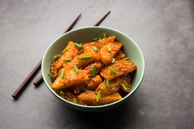 Crispy Honey Chilli Potatoes zijn een super verslavend tussendoortje uit de Indiase Chinese keuken
