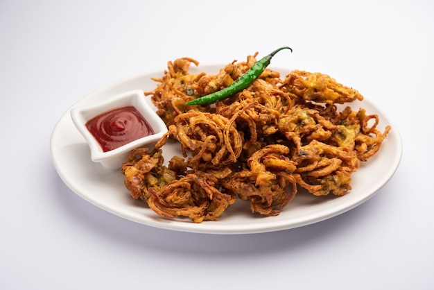 바삭한 Kanda bhaji 또는 Bhajji 또는 Pyaj Pakode 또는 튀긴 양파 파코라, 인도의 맛있는 길거리 음식