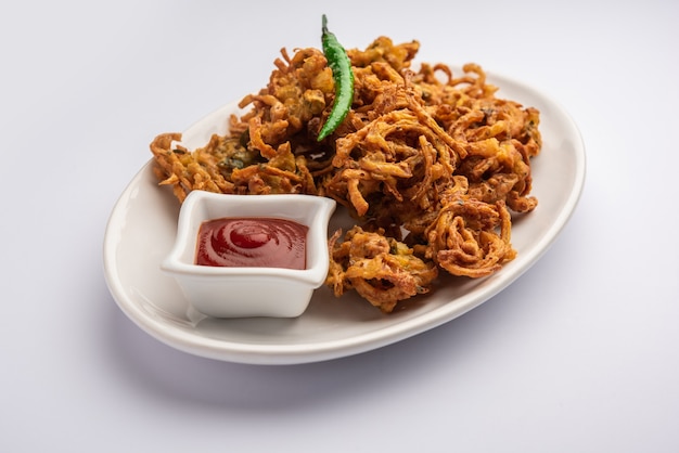 Crispy Kanda bhaji or Bhajji or Pyaj Pakode or fried onion pakora, delicious street food from India