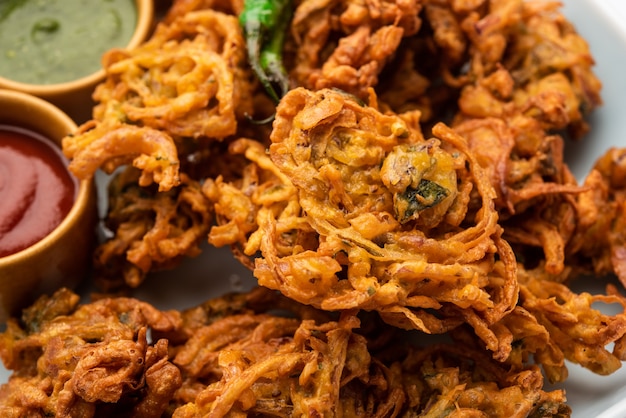 바삭한 Kanda bhaji 또는 Bhajji 또는 Pyaj Pakode 또는 튀긴 양파 파코라, 인도의 맛있는 길거리 음식