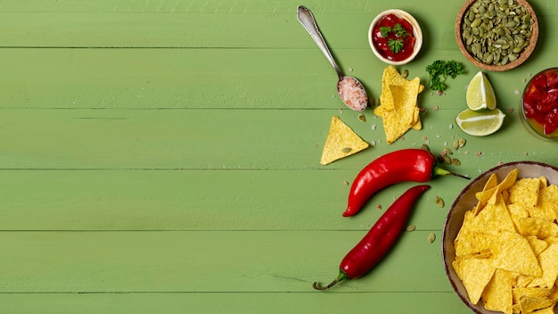 Foto nachos e verdure croccanti sui piatti