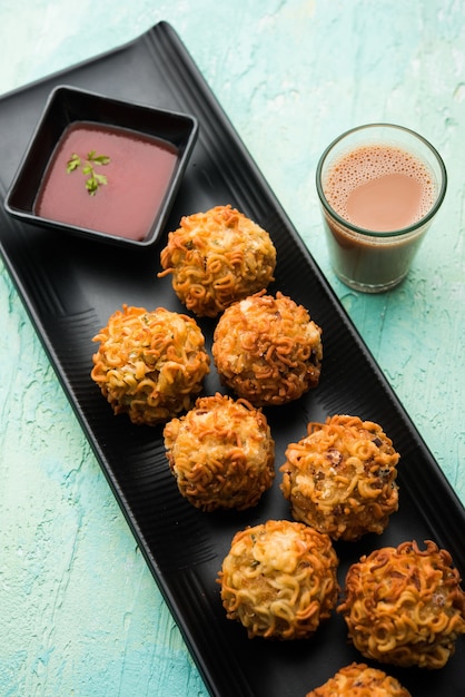 Crispy Noodles Pakora 또는 pakoda는 케첩과 함께 제공되는 인기 있는 인도 중국 거리 음식입니다.