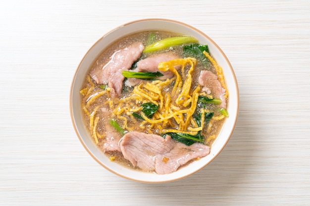 ポークとグレイビーソースのサクサク麺-アジア料理スタイル