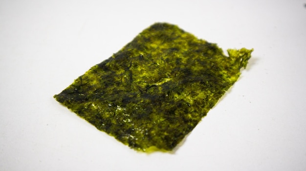 白い背景の脆いノリ海藻 日本の乾燥した海藻シート