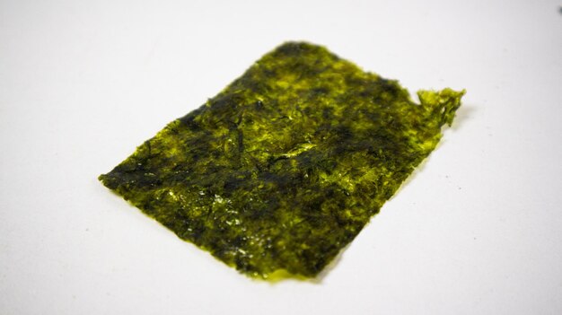 Crispy nori zeewier op witte achtergrond Japanse droge zeewierplaten.