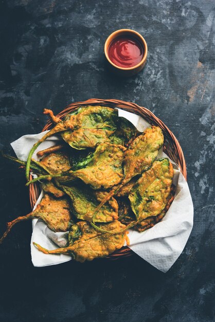 Crispy Palak or spinach Leaves pakora or pakoda or fritters or bajji