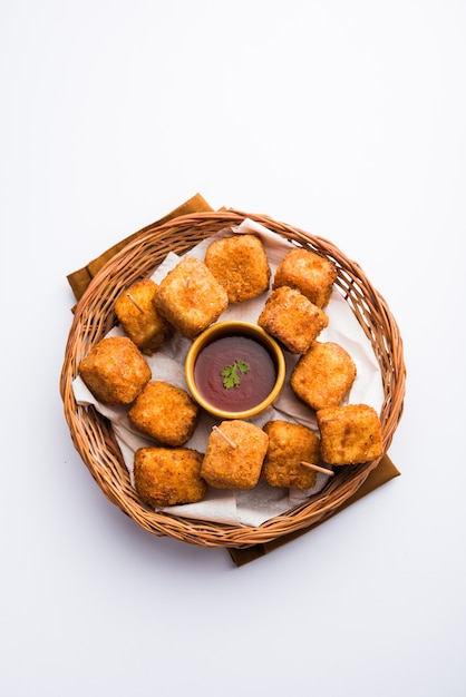 Crispy Paneer popcorn is een populaire partysnack en een aperitiefhapje. selectieve focus