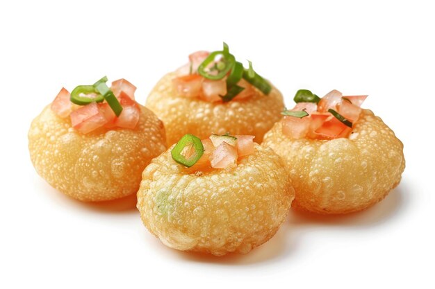 크리스피 파니 푸리 (Crispy pani puri) 는 색의 나무 그에 칠면조로 장식된 고전적인 인도 거리 간식이다.