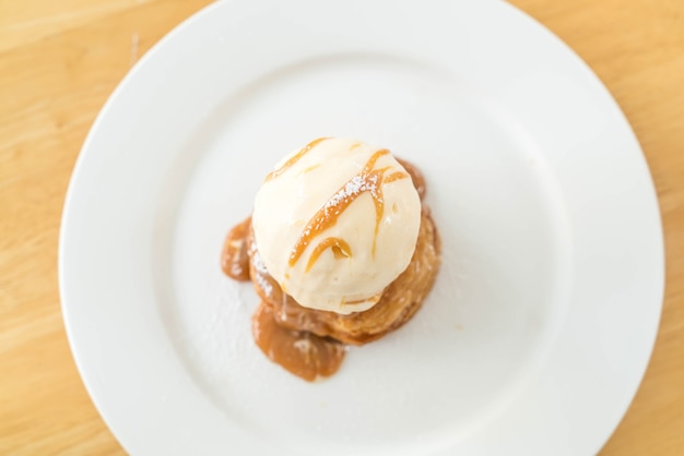 Torta croccante con gelato alla vaniglia e salsa al caramello