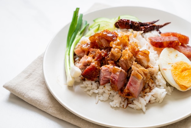 写真 トッピングご飯にカリカリ豚バラ肉