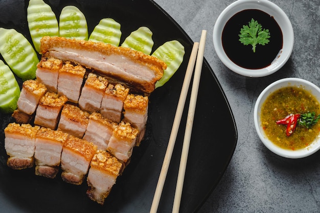 写真 サクサクの豚バラ肉または揚げ豚バラ肉食品コンセプトの背景