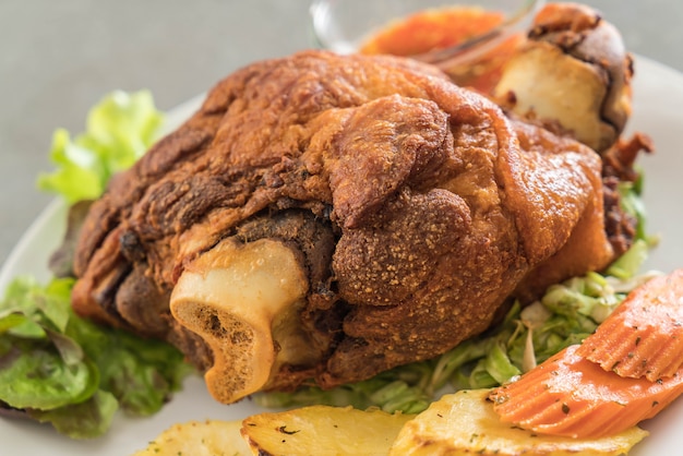 Photo crispy pork knuckle or german pork hocks