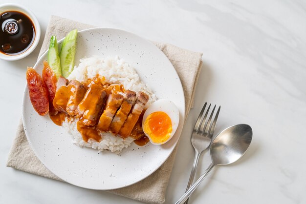 カリカリの豚肉とバーベキューソースご飯