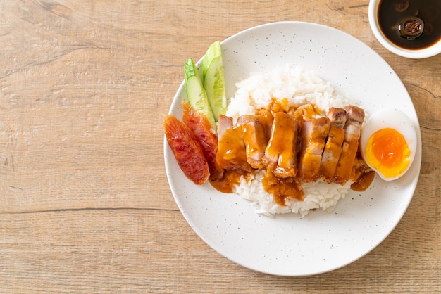 カリカリの豚肉とバーベキューソースご飯