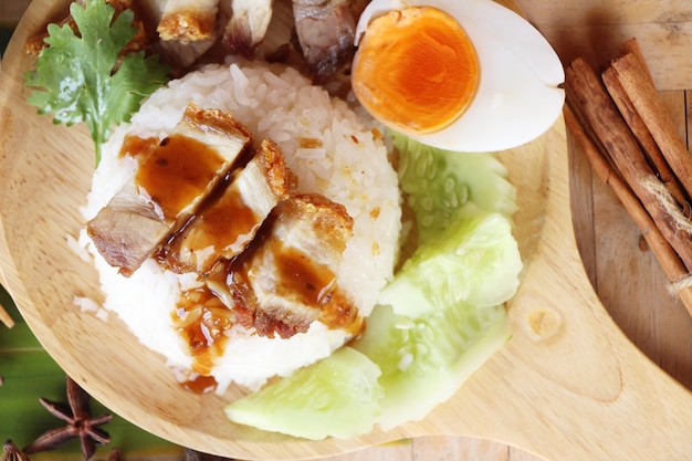 접시에 맛있는 쌀과 바삭한 돼지 고기