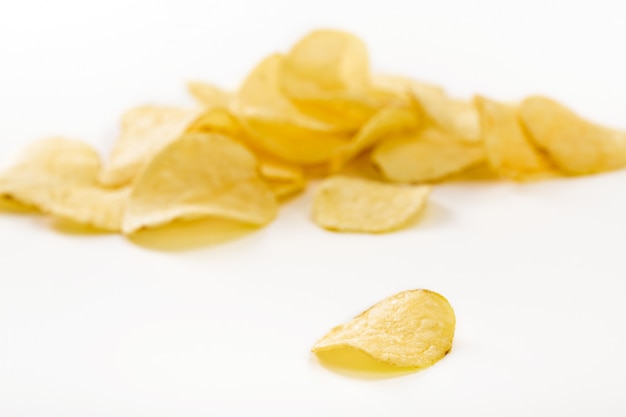 Photo crispy potato chips isolated on white background