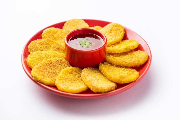 फोटो crispy potato rava fried slices or batatyache kaap or batata semolina fry snacks from india