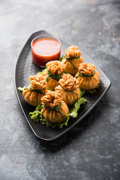 I croccanti potli samosa o i sacchetti di denaro veg sono deliziosi snack indiani di aloo speziato e verdure miste o carne, kheema ripieni di pasta sfoglia. è un ottimo antipasto o antipasto creativo