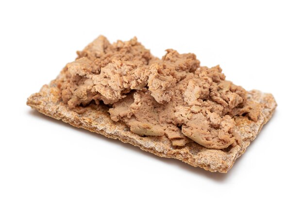白で分離されたチキンパテとクリスピーサンドイッチ