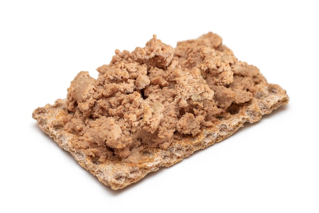 白で分離されたチキンパテとクリスピーサンドイッチ