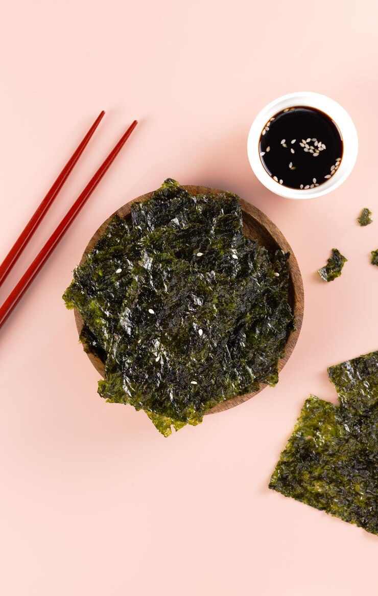 粉紅色背景上有<unk>汁的諾里海藻餐巾做成的脆脆的零食 亞洲食物上圖