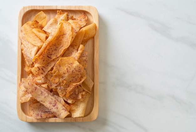 Crispy Taro Chips - gebakken of gebakken gesneden taro