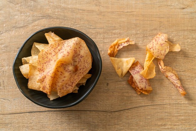 Crispy taro chips - gebakken of gebakken gesneden taro