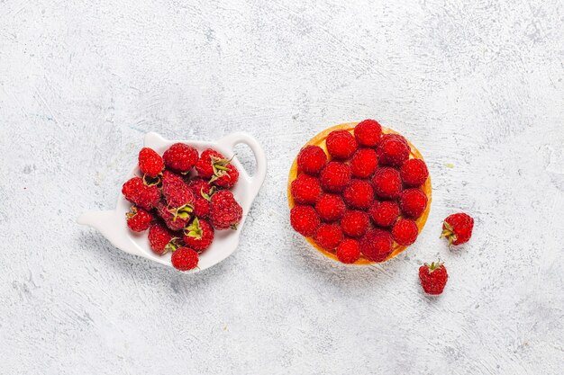 Crispy tartlet with pastry cream filling and raspberry.