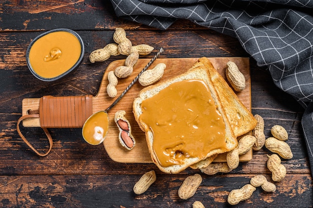 Pane tostato croccante con burro di arachidi a colazione