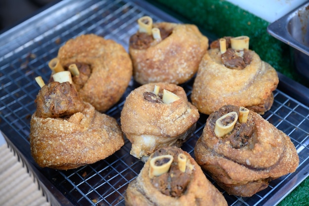 Crispy varkensvlees wordt gefrituurd op hoge hitte in een pan Het ziet er erg heerlijk uit