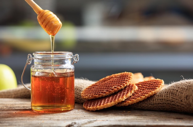 Photo crispy waffles and honey